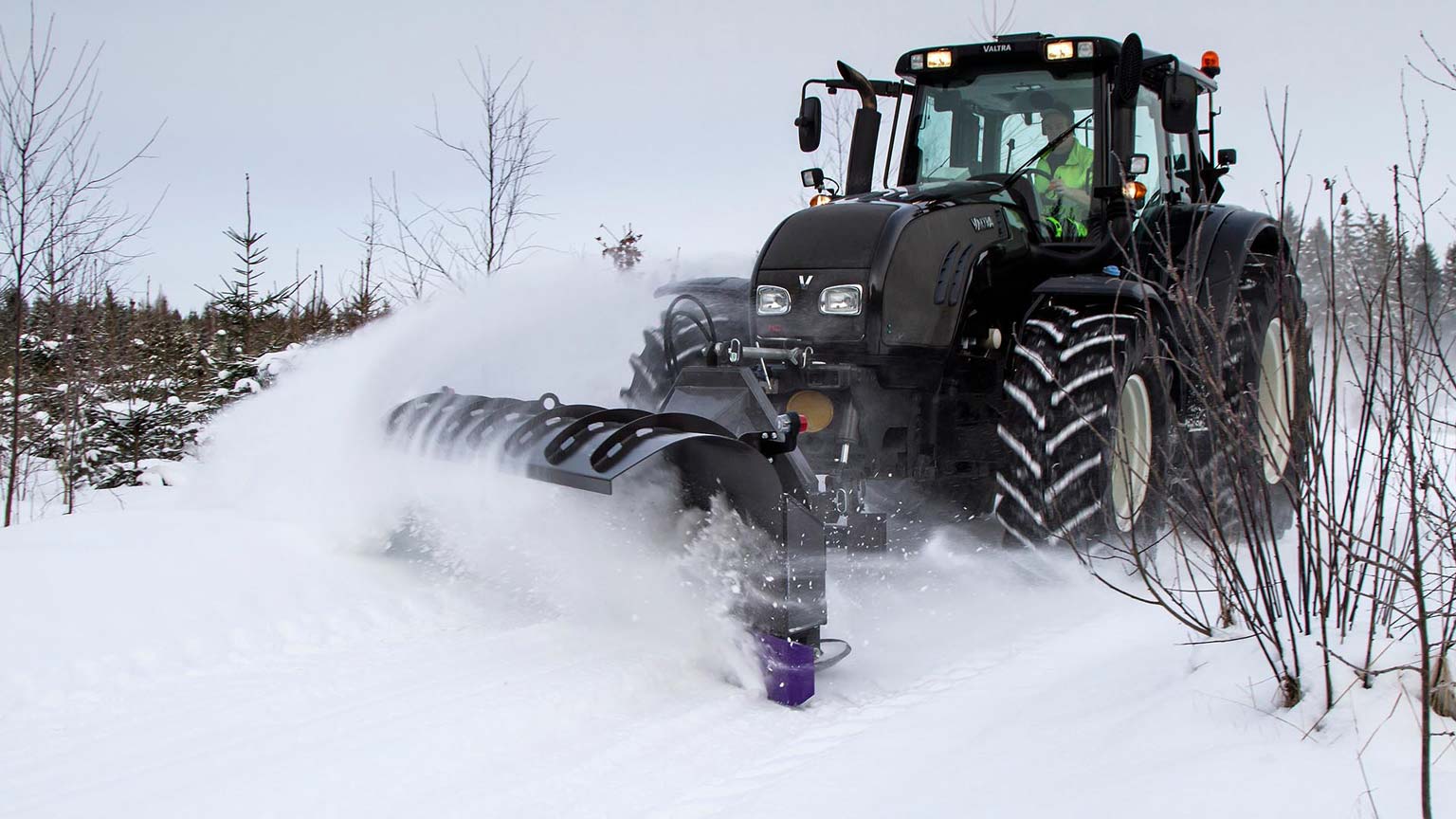 Holms_Diagonalplog_snoplog_snowplow_snowplough_PD_Valtra_tractor_3pointhitch_road_forest_2