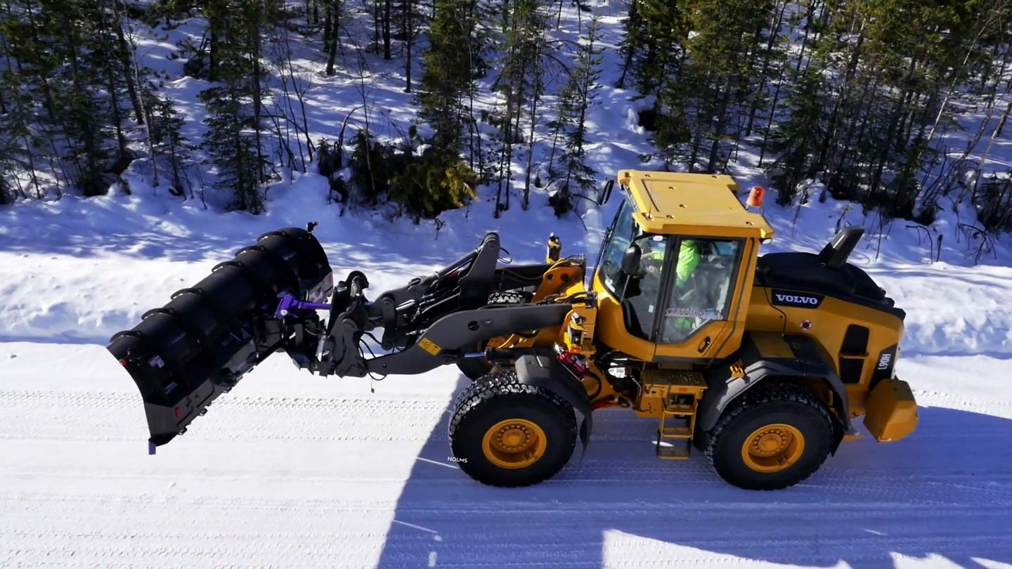 Holms_Diagonalplog_snoplog_snowplow_snowplough_PD_Volvo_Wheelloader_road_forest_standing